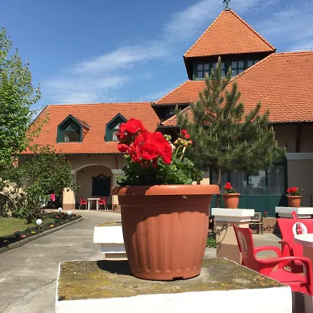Garden Panzio Bed and Breakfast